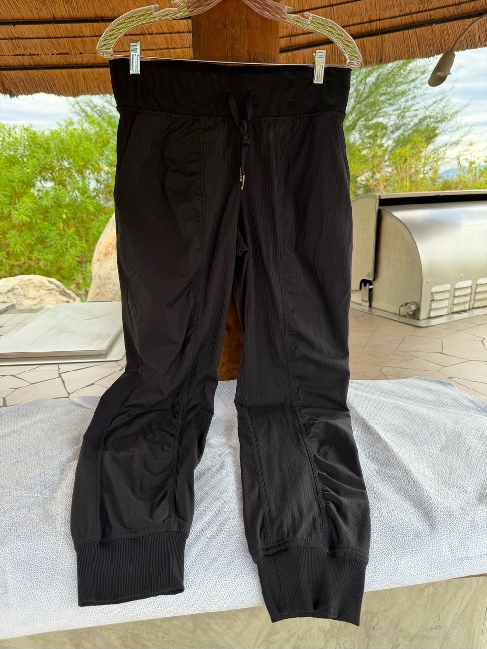 LULULEMON Tall Dance Studio Mid Rise Jogger. Size 8 Black. The inseam is 32”